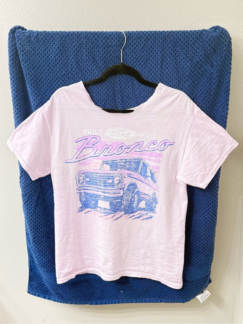 Vintage Ford Bronco soft pink purple short sleeve tee/ T-shirt graphic. Size M